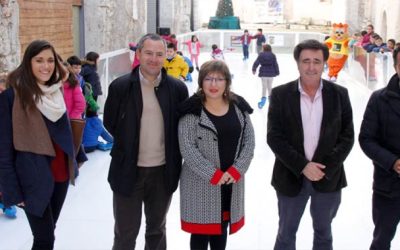 MÁS DE UN MILLAR DE PERSONAS HAN DISFRUTADO DE LA PISTA DE HIELO ECOLÓGICA DE CUÉLLAR PATROCINADA POR UVESA