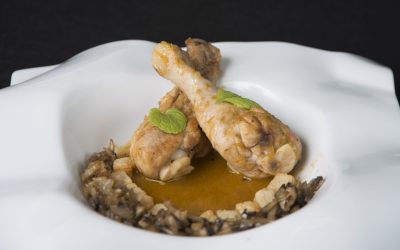 Jamoncitos de pollo guisados y champiñones caramelizados