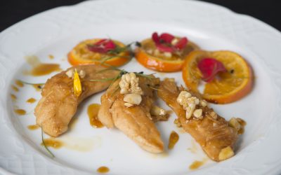 Solomillos de pollo con salsa de naranja y miel acompañado de almendras tostadas