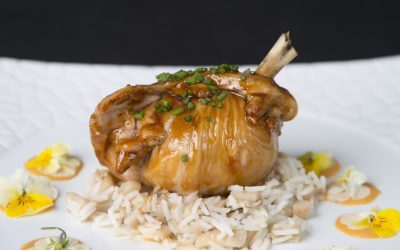 Jarrete de pollo con arroz, setas sitake y salsa teriyaki