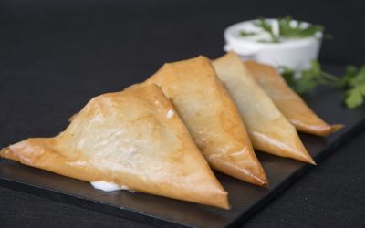 Samosas de pollo y setas con salsa de yogur