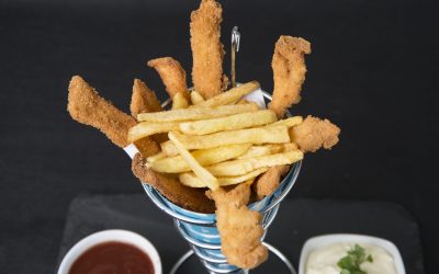 Fingers de pollo con  ketchup y aJonesa