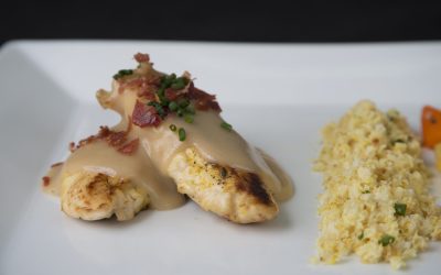Solomillos de pollo con velouté de ave y cuscús de coliflor