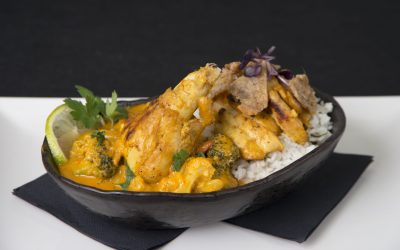 Curry sabroso de muslos de pollo y hortalizas con arroz basmati al estragón