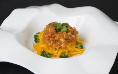 Espaghettis de calabaza con salsa de verduritas y pollo