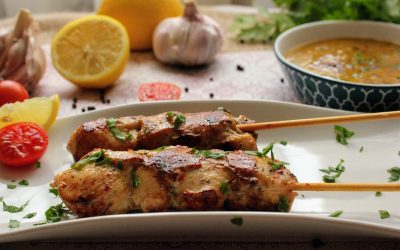 Pinchitos de pollo con salsa chimichurri argentina