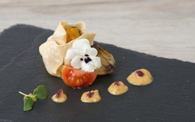 Taco de pollo con queso, cebolla encurtida y mayohesa de alcaparra