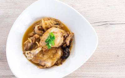 Receta: Pollo rustido con pasas y piñones