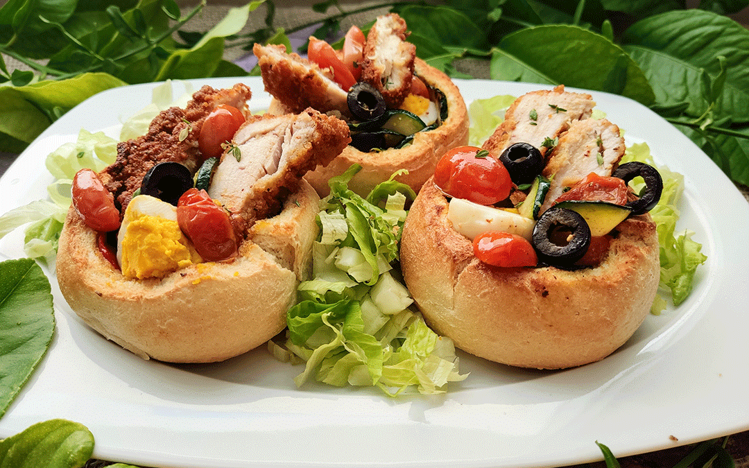 Mini hogazas rellenas de pollo empanado a la provenzal en freidora de aire