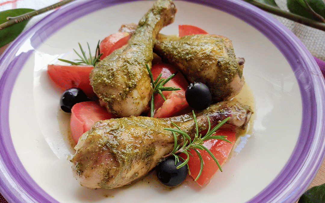 Jamoncitos de pollo al pesto en freidora de aire con ensalada de tomates y aceitunas negras