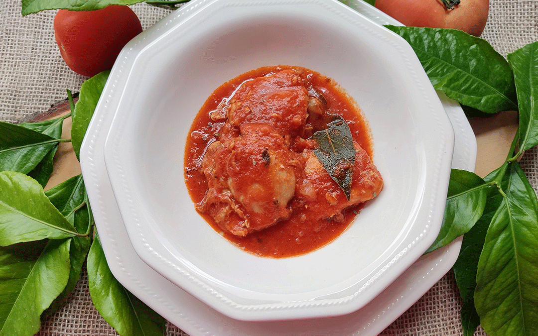 Contramuslos de pollo con tomate. Receta de verano