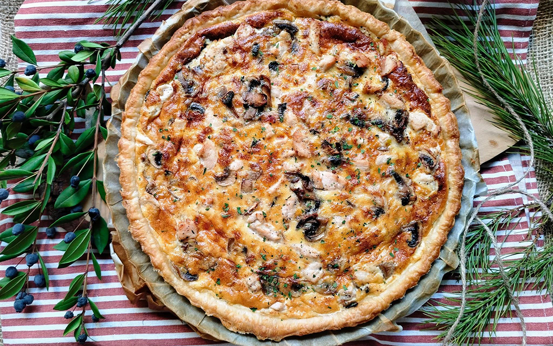 Quiche de hojaldre con pollo y champiñones